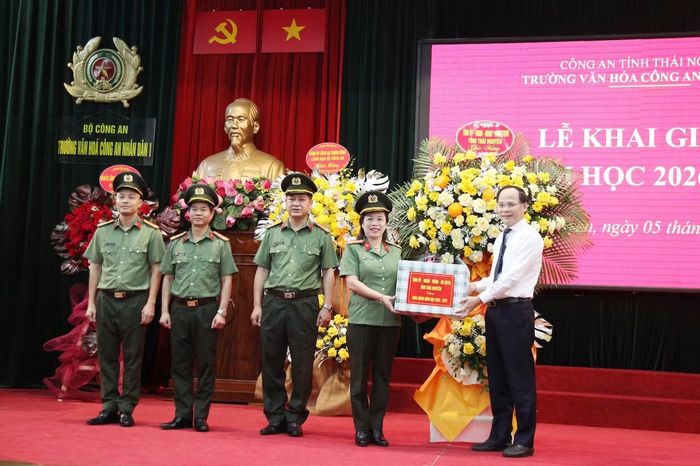 Đồng chí Nguyễn Linh tặng hoa và quà chúc mừng nhà trường.
