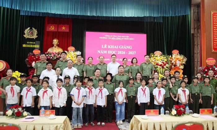 Các đại biểu tham dự buổi lễ.