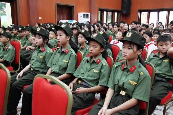 Các em học sinh dự buổi lễ.