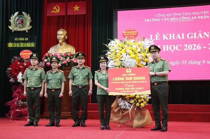 Đại tá Tô Long tặng hoa và quà của Đảng ủy Công an Trung ương và Đại tướng Lương Tam Quang, Uỷ viên Bộ Chính trị, Bộ trưởng Bộ Công an chúc mừng nhà trường.