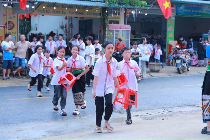 Học sinh Trường Phổ thông nội trú Tiểu học và THCS Sơn Thủy hân hoan trong lễ khai giảng năm học mới 2026 - 2027.