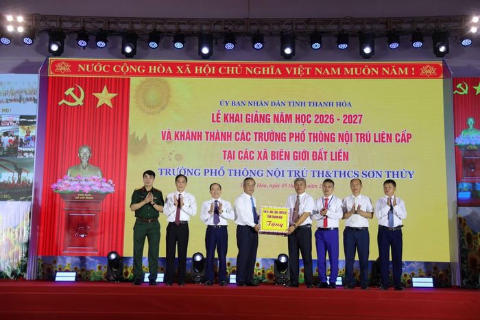 Phó Chủ tịch Quốc hội Nguyễn Doãn Anh và Bí thư Tỉnh uỷ Thanh Hoá Lê Đức Thái tới dự và chúc mừng Lễ khai giảng tại điểm cầu Trường Phổ thông nội trú Tiểu học và THCS Sơn Thủy.