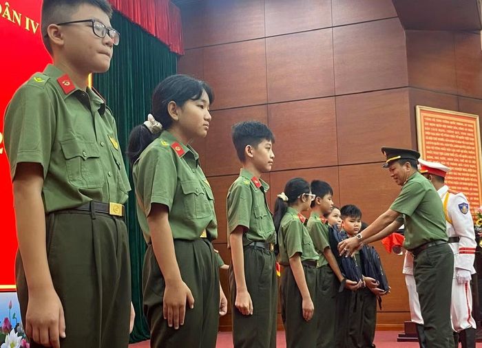 Ban Giám đốc Công an tỉnh Tây Ninh tặng quà cho các học sinh nhân ngày lễ khai giảng.