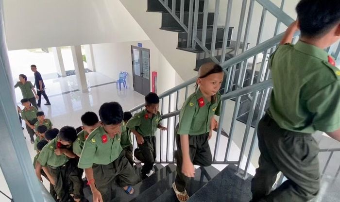 Các em học sinh bước vào môi trường học tập mới.