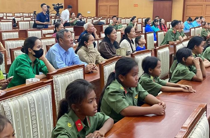 Các học sinh được tuyển chọn chủ yếu là con em những gia đình khó khăn, hoàn cảnh đặc biệt, con em người dân tộc thiểu số.