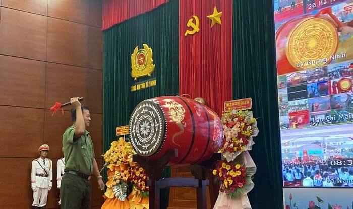 Đại tá Phan Văn Triều, Phó Giám đốc Công an tỉnh Tây Ninh đánh trống khai giảng năm học mới.
