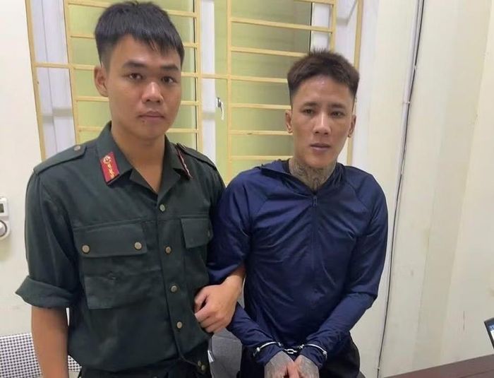 Đối tượng Kiều Văn Duẩn cùng số tang vật tại Cơ quan Công an.