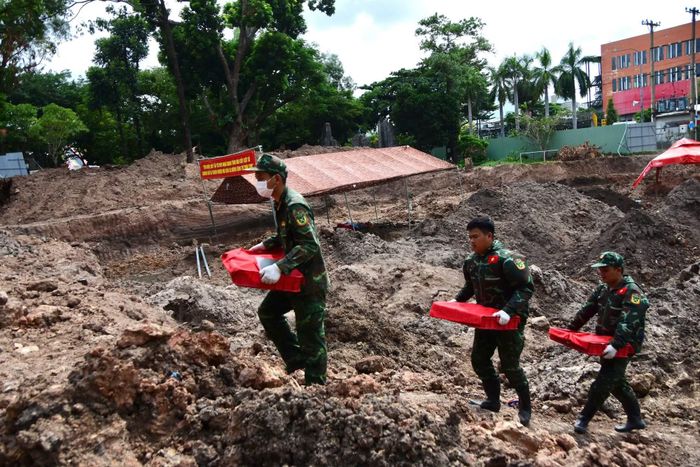 Cán bộ chiến sĩ đưa các hài cốt liệt sĩ và di vật vừa tìm được về nơi tập trung.