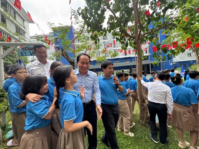 Phó Thủ tướng Lê Tiến Châu cùng lãnh đạo TP Đà Nẵng và đại biểu tham dự Lễ khai giảng năm học mới tại Trường Hy Vọng.
