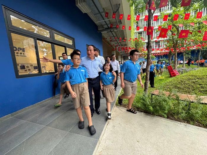 Thầy và trò Trường Hy Vọng cùng đón năm học mới trong niềm xúc động và lời nhắn nhủ của Phó Thủ tướng Lê Tiến Châu: “Qua giông bão, chúng ta sẽ mạnh mẽ hơn”.