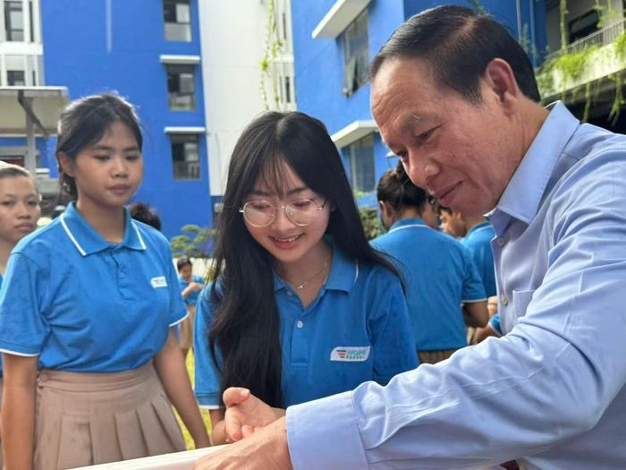 Phó Thủ tướng Lê Tiến Châu cùng thầy và trò Trường Hy Vọng chia sẻ niềm vui trong ngày khai trường đặc biệt của năm học 2026-2027.