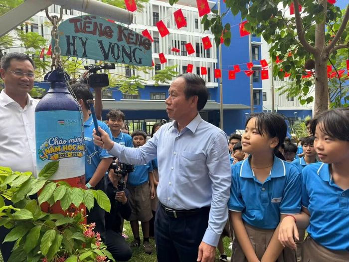 Phó Thủ tướng Lê Tiến Châu và Bí thư Thành ủy Đà Nẵng Lê Ngọc Quang cùng thầy trò Trường Hy Vọng đánh những tiếng kẻng chào năm học mới.