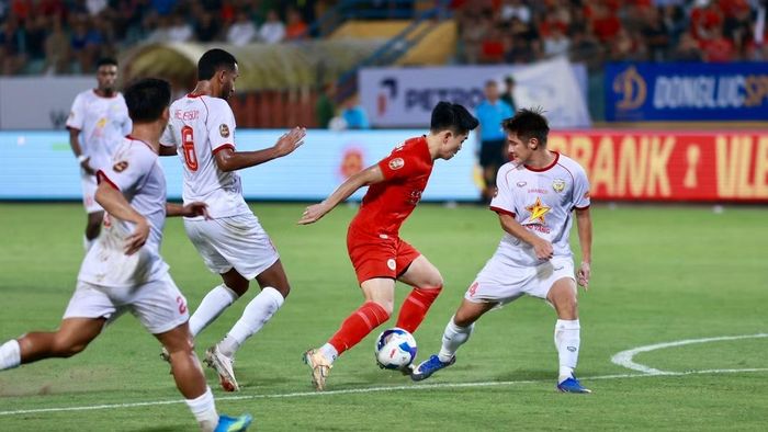 CLB CAHN có thêm một bàn thắng nữa ở cuối hiệp 2 để giành chiến thắng chung cuộc 2-0.