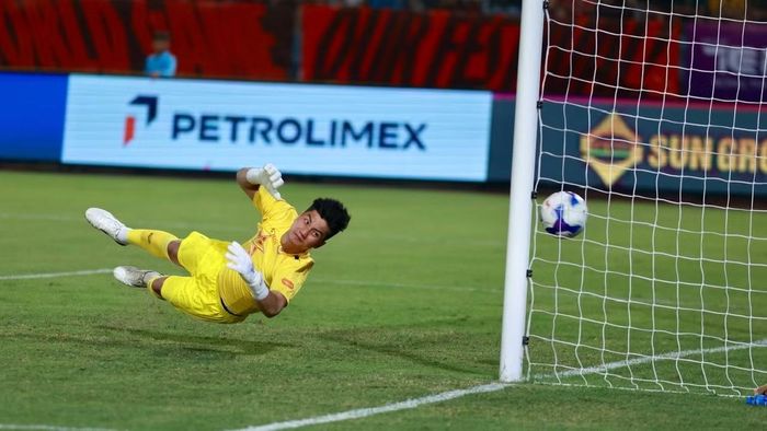 CLB CAHN vượt lên dẫn trước nhờ bàn thắng của Leo Artur.