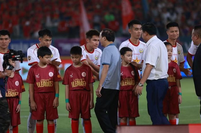 Thứ trưởng Đặng Hồng Đức xuống sân gặp gỡ cầu thủ và ban huấn luyện hai đội.