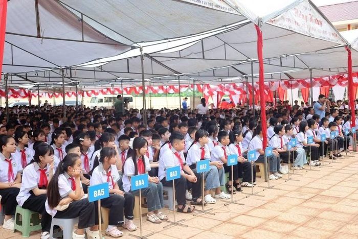 Các em học sinh dự lễ khánh thành và khai giảng năm học mới.