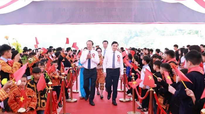 Các đại biểu dự khai giảng tại điểm cầu Trường Phổ thông nội trú Tiểu học &THCS Mẫu Sơn.