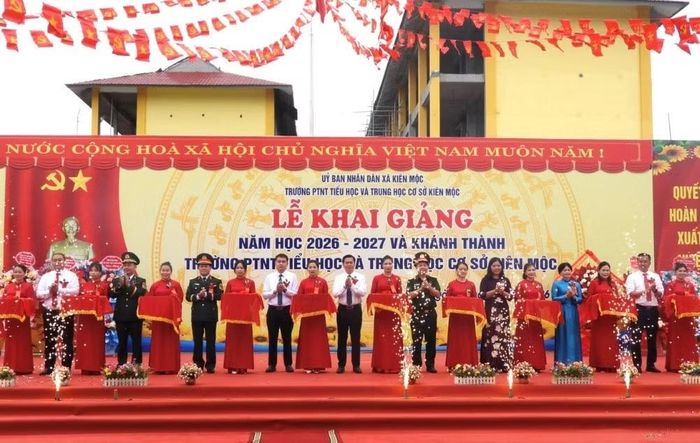 Đồng chí Đinh Hữu Học và các đại biểu cắt băng khánh thành Trường Phổ thông nội trú Tiểu học &THCS Kiên Mộc.