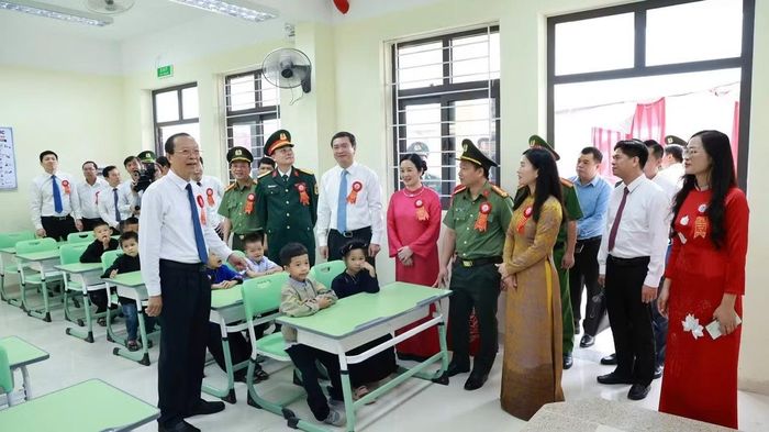 Các đại biểu tham quan cơ sở vật chất lớp học.