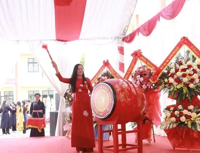 Phó Hiệu trưởng phụ trách Trường Phổ thông nội trú Tiểu học &THCS Mẫu Sơn đánh trống khai giảng năm học mới.