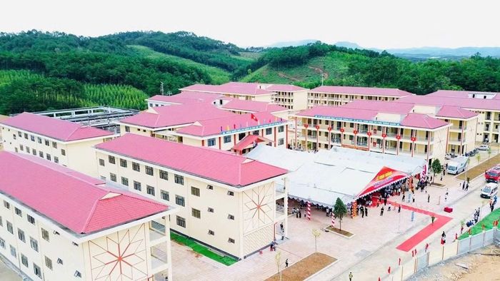 Toàn cảnh ngôi trường Trường Phổ thông nội trú Tiểu học & THCS Mẫu Sơn khang trang hiện đại do Công an tỉnh Lạng Sơn làm chủ đầu tư. 
