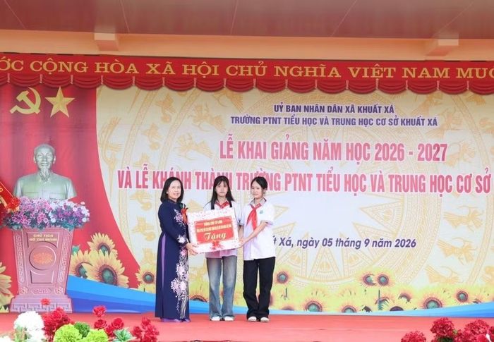 Thừa ủy quyền của lãnh đạo Đảng, Nhà nước, đồng chí Đoàn Thị Hậu trao quà của Tổng Bí thư, Chủ tịch nước Tô Lâm tặng nhà trường.
