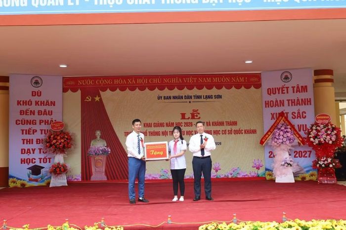 Thừa ủy quyền của lãnh đạo Đảng, Nhà nước, đồng chí Đoàn Thanh Sơn trao quà của đồng chí Tổng Bí thư, Chủ tịch nước Tô Lâm tặng thầy trò trường Phổ thông nội trú Tiểu học &THCS Quốc Khánh.