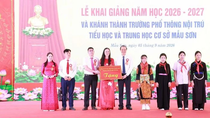 Thừa ủy quyền của lãnh đạo Đảng, Nhà nước, Thứ trưởng Thường trực Bộ Giáo dục và Đào tạo trao quà của Tổng Bí thư, Chủ tịch nước Tô Lâm tặng thầy trò trường Phổ thông nội trú liên cấp Tiểu học và THCS Mẫu Sơn.