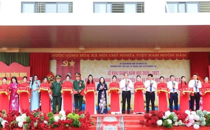 Đồng chí Đoàn Thị Hậu và các đại biểu cắt băng khánh thành Trường Phổ thông nội trú Tiểu học &THCS Khuất Xá.