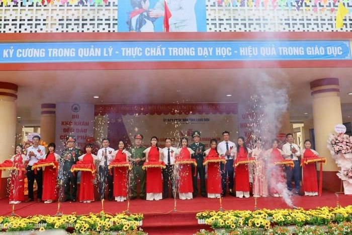 Các đại biểu cắt băng khánh thành Trường Phổ thông nội trú Tiểu học &THCS Quốc Khánh.