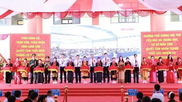 Các đại biểu cắt băng khánh thành Trường Phổ thông nội trú Tiểu học &THCS Mẫu Sơn.