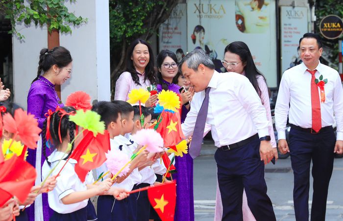 Ủy viên Trung ương Đảng, Chủ tịch UBND TP Vũ Đại Thắng dự khai giảng tại trường Tiểu học Ngô Thì Nhậm - phường Hai Bà Trưng