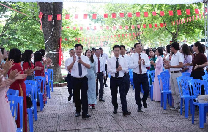 Phó Chủ tịch UBND thành phố Hà Nội Bùi Duy Cường dự lễ khai giảng năm học 2026-2027 của Trường THPT Thạch Thất.