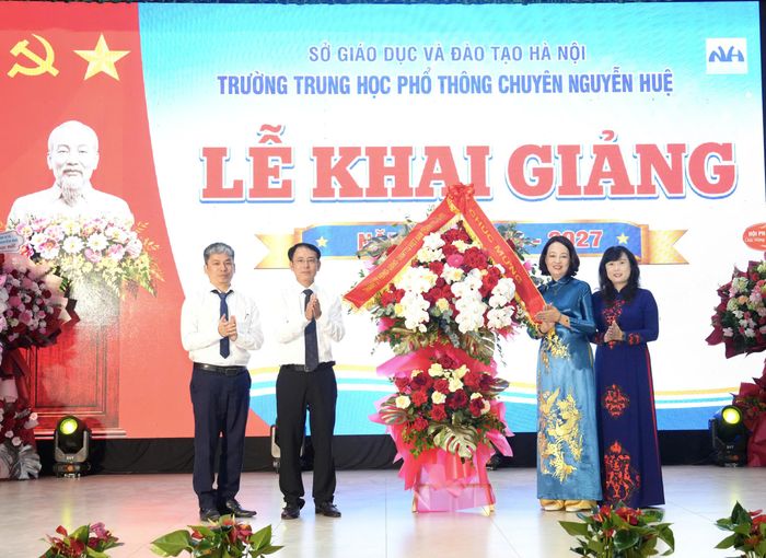 Ủy viên Trung ương Đảng, Phó Bí thư Thường trực Thành ủy Hà Nội Nguyễn Trọng Đông dự và tặng hoa chúc mừng lễ khai giảng tại Trường THPT Chuyên Nguyễn Huệ.