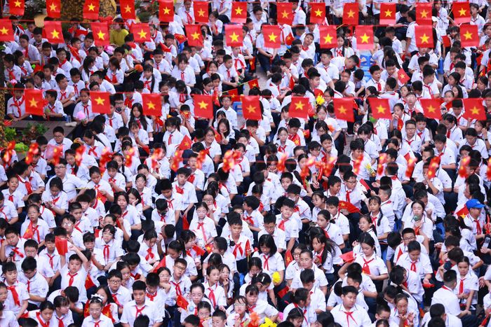 Các em học sinh Trường THCS Hoàng Liệt (Phường Hoàng Liệt, Hà Nội) hân hoan chào đón năm học mới.