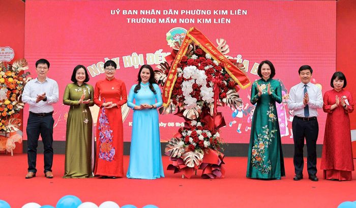 Phó Chủ tịch UBND thành phố Hà Nội Vũ Thu Hà tặng lẵng hoa chúc mừng Trường Mầm non Kim Liên nhân dịp khai giảng năm học mới. Ảnh: Lê Đông