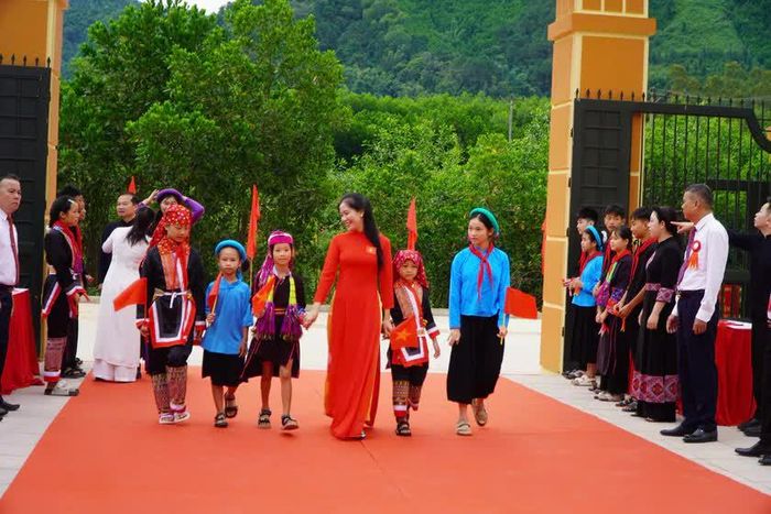 Rộn ràng ngày hội  khai giảng trên thành phố Quảng Ninh.