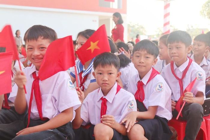 Niềm vui rạng ngời trên khuôn mặt các em học sinh. Ảnh: HQ