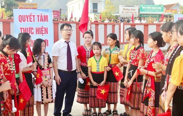 Thầy trò sẵn sàng cho năm học mới tại ngôi trường khang trang, sạch đẹp. Ảnh: HQ