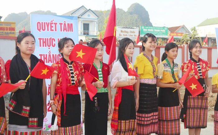Niềm vui các em học sinh ở vùng biên giới Nghệ An trong ngày khai giảng năm học mới. Ảnh: HQ