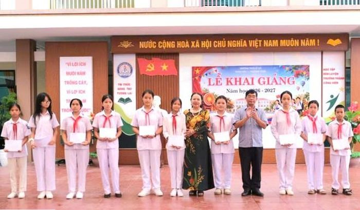 Trao học bổng cho các em học sinh trong ngày khai giảng.
