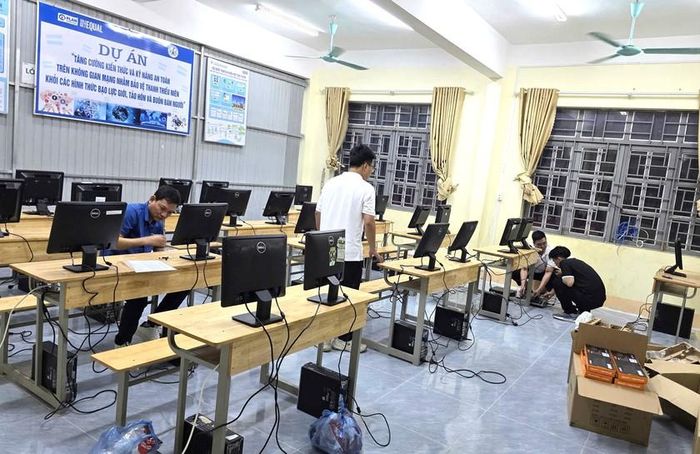 Hội Khuyến học tỉnh Tuyên Quang phối hợp lắp đặt 2 phòng học tin học ở 2 xã Ngọc Long và Thắng Mố.