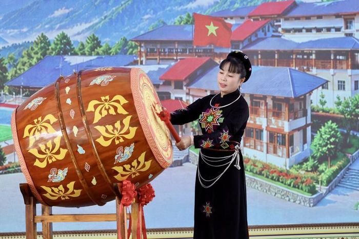 Hiệu trưởng các trường từ các điểm cầu trên cả nước đã đồng loạt thực hiện nghi thức đánh trống khai giảng năm học mới 2026 -2027. Ảnh: MOET