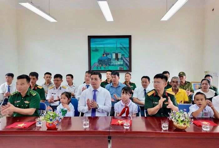 Lễ khai giảng trên đảo Trần tuy giản dị nhưng vẫn đầy đủ và trang trọng. Ảnh: Đặc  khu cung cấp