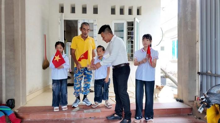 Trước đó, thầy giáo đến tận nhà đón các em dự khai giảng. Ảnh: Đặc khu cung cấp