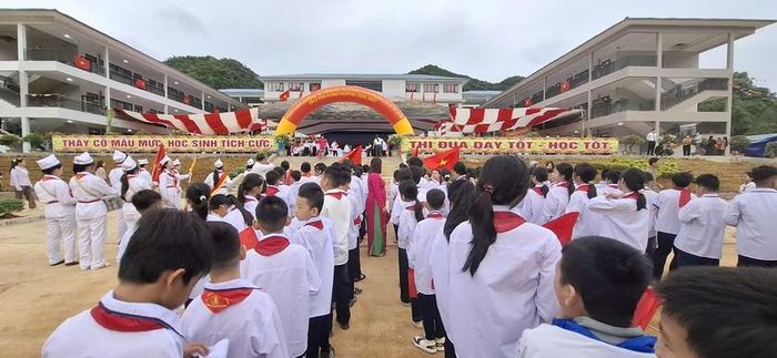 Việc đưa vào hoạt động hệ thống các trường nội trú liên cấp không chỉ giúp học sinh có điều kiện học tập tốt hơn mà còn góp phần đào tạo nguồn nhân lực cho địa phương, giữ gìn bản sắc văn hóa các dân tộc, tăng cường khối đại đoàn kết và củng cố thế trận lòng dân nơi biên cương của Tổ quốc.