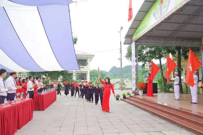 Đón các em học sinh đầu cấp vào những ngôi trường khang trang nơi vùng biên viễn.
