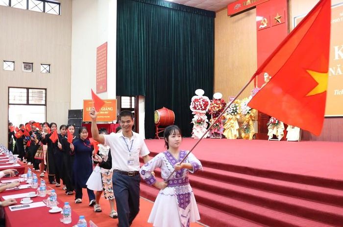 Một trong những dấu ấn nổi bật của năm học vừa qua là việc sắp xếp tổ chức bộ máy, mạng lưới trường lớp theo hướng tinh gọn, hiệu quả. Sau sắp xếp, toàn tỉnh còn 424 cơ sở giáo dục công lập, giảm hơn một nửa so với trước đây, góp phần nâng cao hiệu quả quản lý và sử dụng nguồn lực.