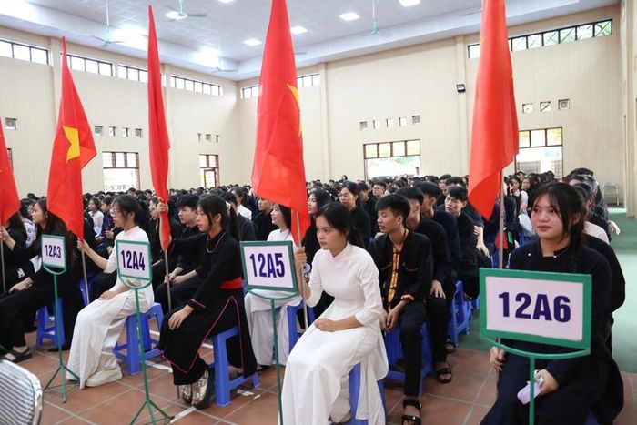 Học sinh các dân tộc thiểu số Thái Nguyên trong ngày khai giảng năm học mới.
