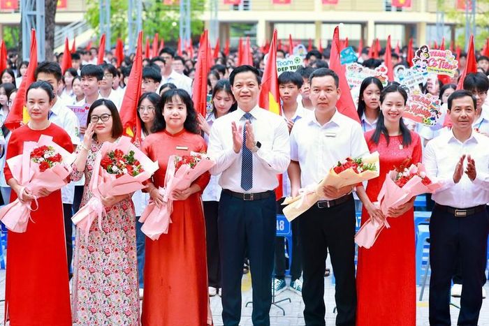 Ủy viên Trung ương Đảng, Phó Bí thư Tỉnh ủy, Chủ tịch UBND tỉnh Thái Nguyên Vương Quốc Tuấn chung vui cùng Trường THPT Lương Ngọc Quyến trong lễ khai giảng. Năm học 2025-2026, chất lượng giáo dục của nhà trường tiếp tục đạt nhiều kết quả nổi bật: 98,4% học sinh có kết quả học tập Tốt và Khá; 1.144 học sinh đạt danh hiệu học sinh giỏi. Tại kỳ thi học sinh giỏi cấp tỉnh, học sinh nhà trường giành 268 giải, trong đó có 2 giải Nhất; 5 dự án khoa học kỹ thuật dự thi cấp tỉnh đều đạt giải. Nhà trường còn đạt giải Ba cấp Quốc gia Cuộc thi học sinh, sinh viên với ý tưởng khởi nghiệp và giải Nhất toàn đoàn Hội thi bơi THPT cấp tỉnh. Đặc biệt, tỷ lệ học sinh lớp 12 tốt nghiệp đạt 100%. Bước vào năm học 2026-2027, Trường THPT Lương Ngọc Quyến tiếp tục duy trì quy mô 45 lớp, mỗi khối 15 lớp, với trên 2.000 học sinh. Quy mô ổn định, cơ sở vật chất tiếp tục được đầu tư, cùng đội ngũ giáo viên có chuyên môn vững vàng là nền tảng để nhà trường đặt mục tiêu cao hơn về chất lượng giáo dục trong năm học này.